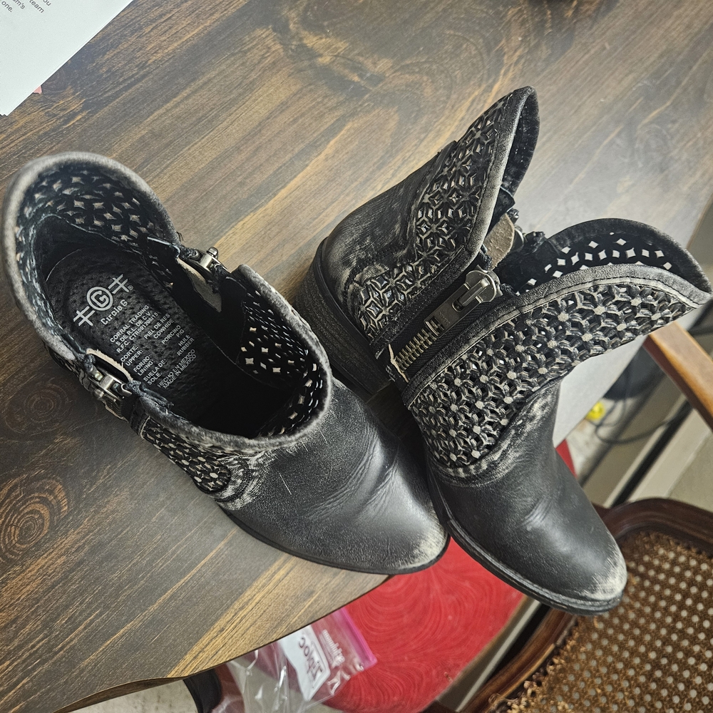 Corral Distressed Black Circle G Boots - Picture 3 of 6